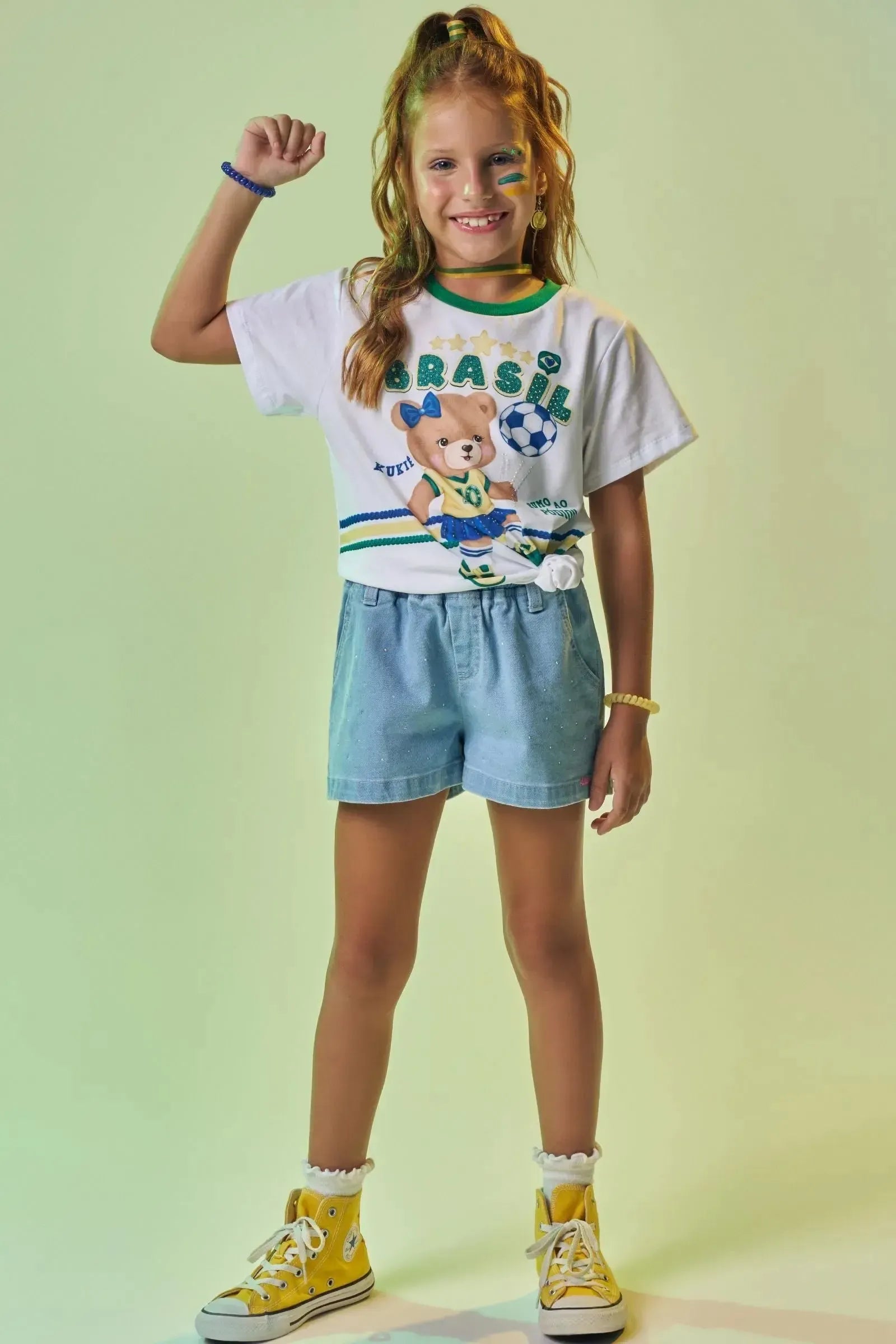 Camiseta em Meia Malha Algodão Prime com Ursinha Jogadora Pronta Para Conquistar O Hexa Pelo Brasil. Une Fofura e Conforto Para Torcer com Alegria. 99740 Kukiê Infantil Menina