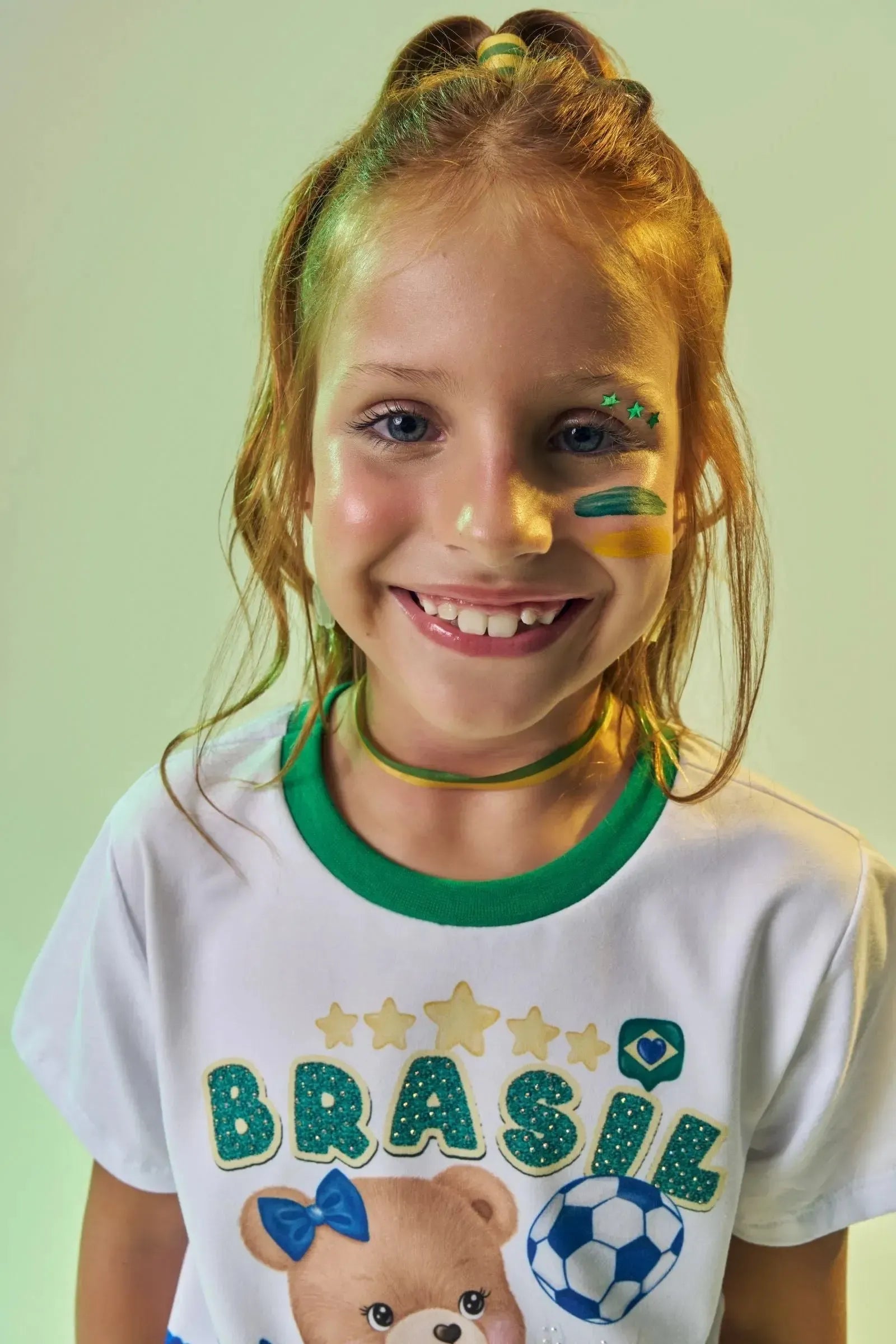 Camiseta em Meia Malha Algodão Prime com Ursinha Jogadora Pronta Para Conquistar O Hexa Pelo Brasil. Une Fofura e Conforto Para Torcer com Alegria. 99740 Kukiê Infantil Menina