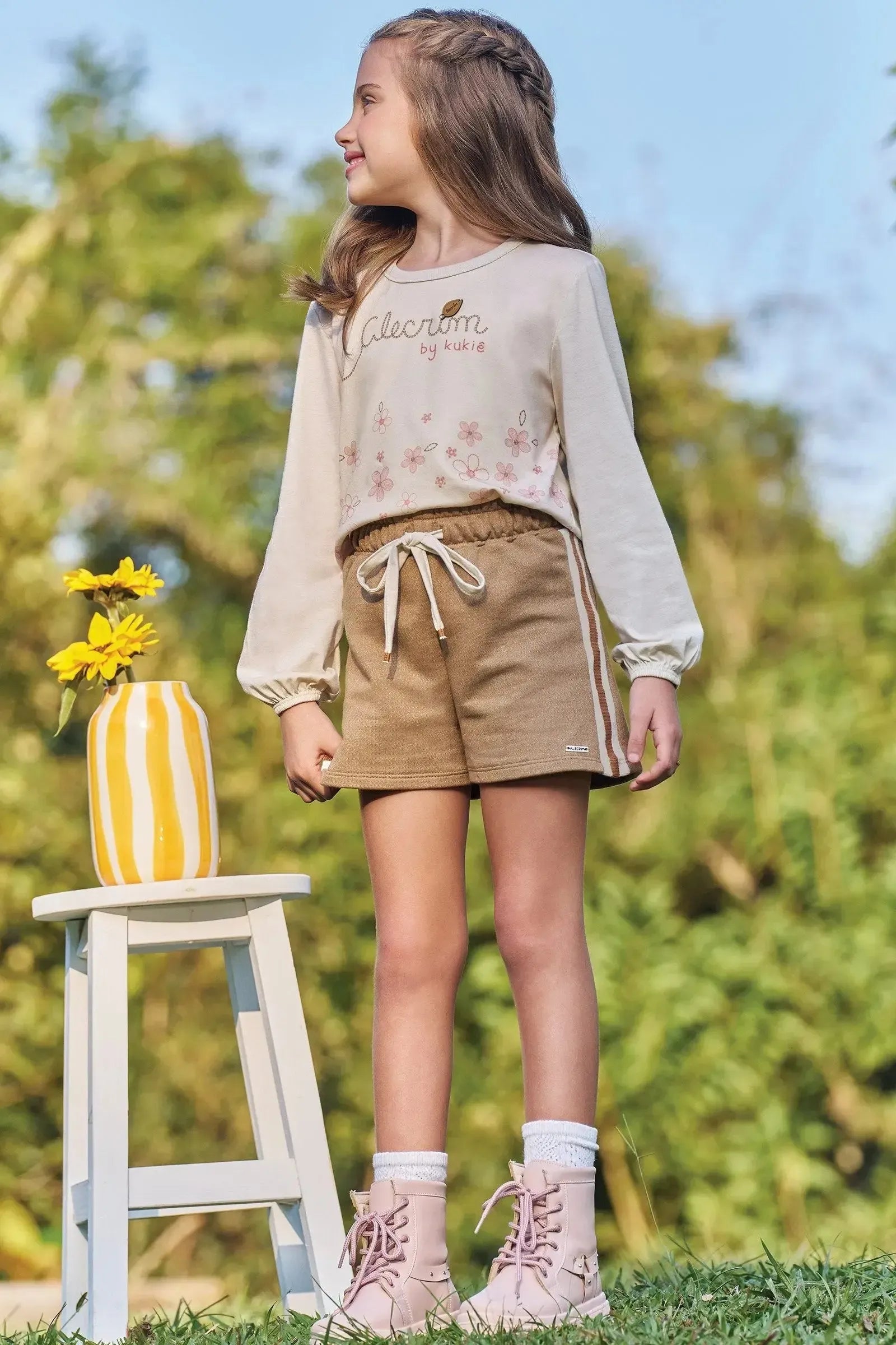 Conjunto de Blusa Boxy Over em Meia Malha e Shorts em Moletom Rajado sem Pelúcia 89592 Kukiê Infantil Menina