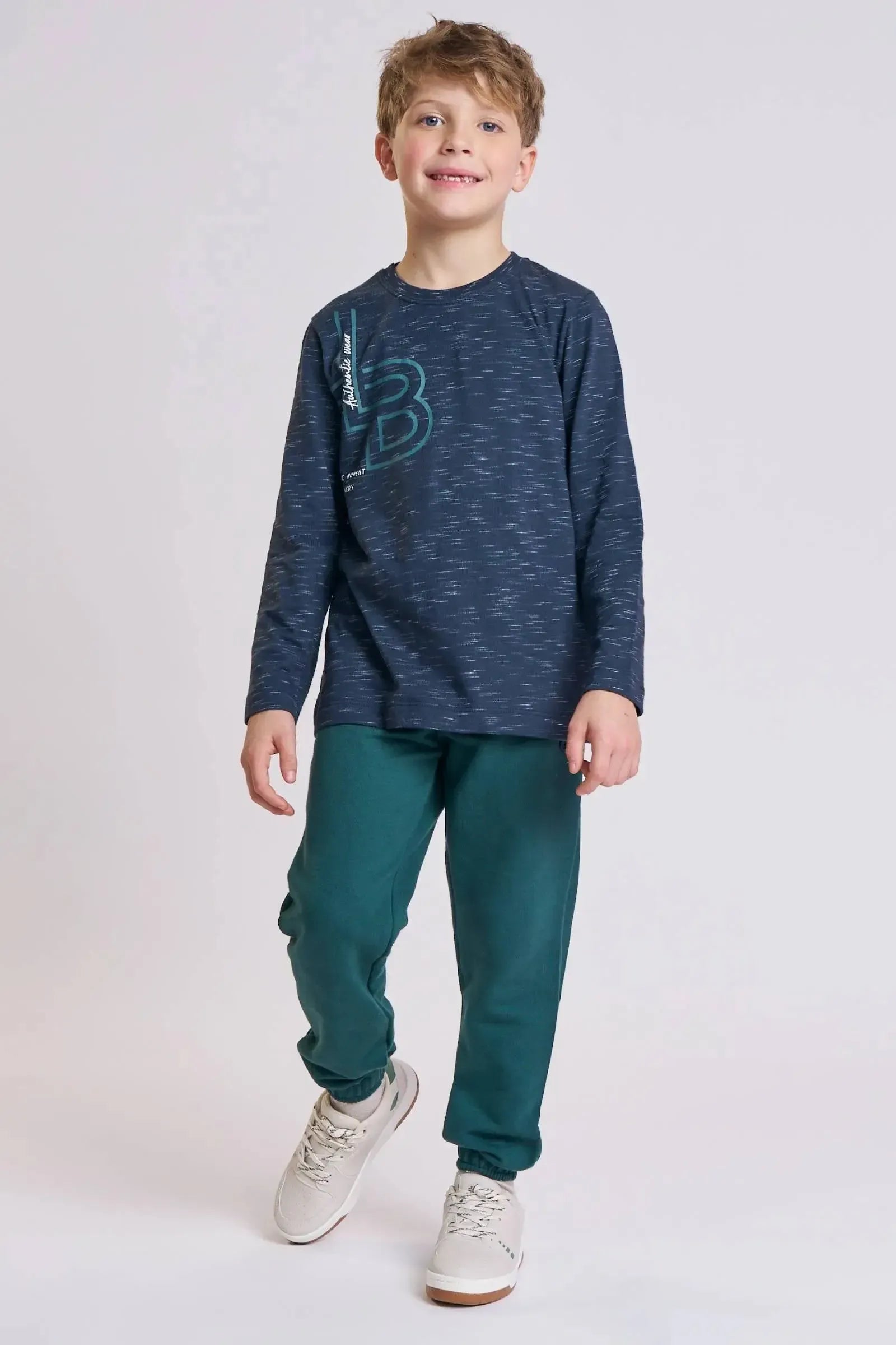 Conjunto de Camiseta em Malha Jet e Calça Jogger em Moletom sem Pelúcia 89799 LucBoo Infantil Menino