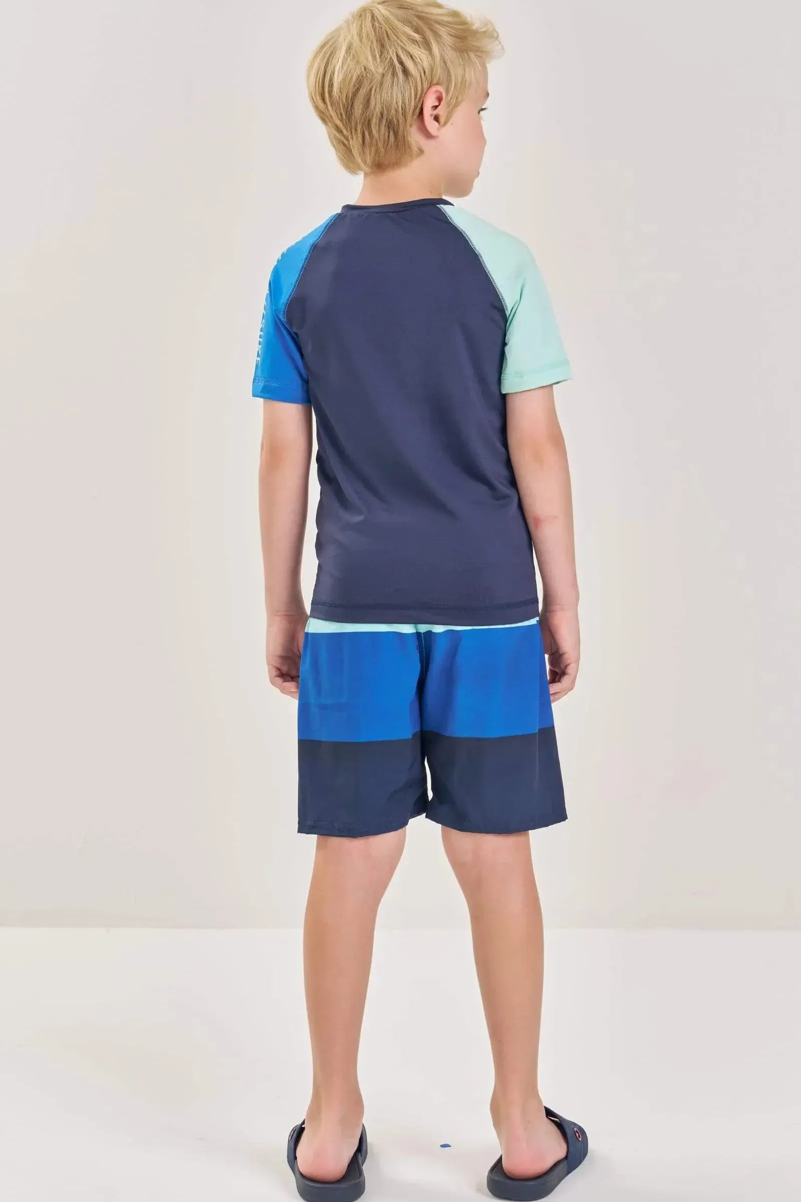 Conjunto de Camiseta em Malha UV Dry com Proteção UV 50+ e Bermuda em Nylon com Elastano 87982 LucBoo Infantil Menino