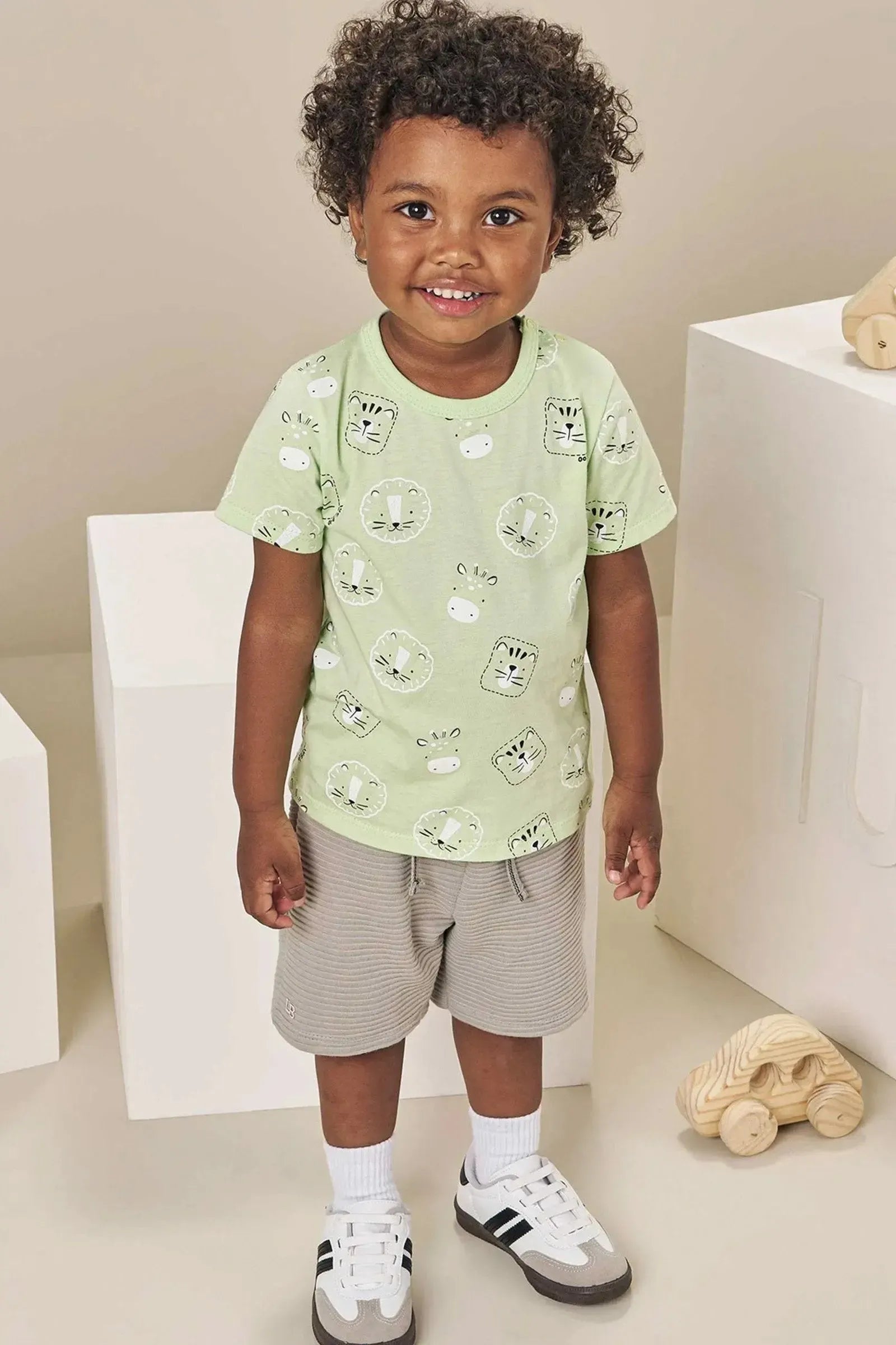 Conjunto de Camiseta em Meia Malha e Bermuda em Moletom Relevo sem Pelúcia 84760 LucBoo Bebê Menino