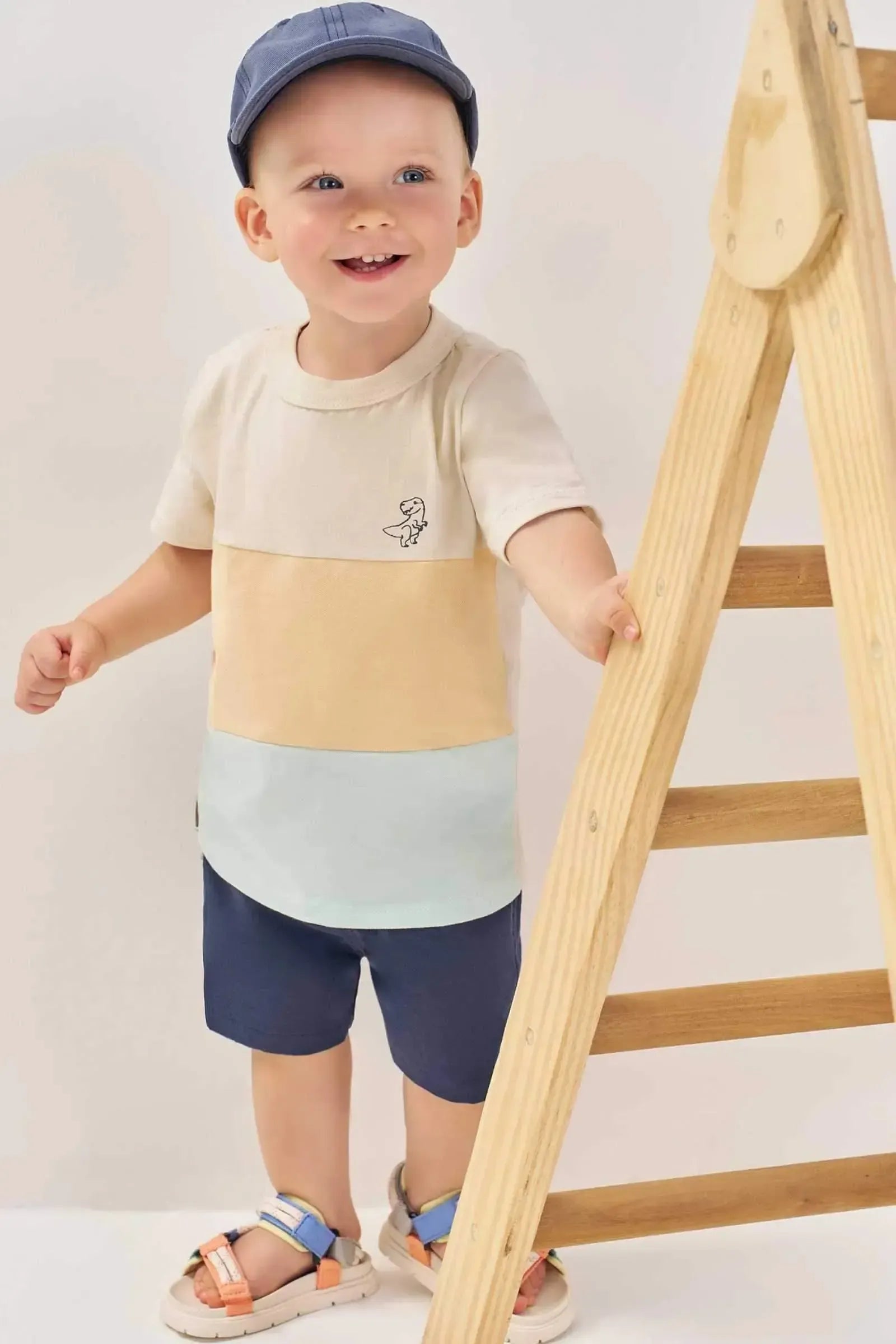 Conjunto de Camiseta em Meia Malha e Bermuda em Sarja Girassol com Elastano 87881 LucBoo Bebê Menino