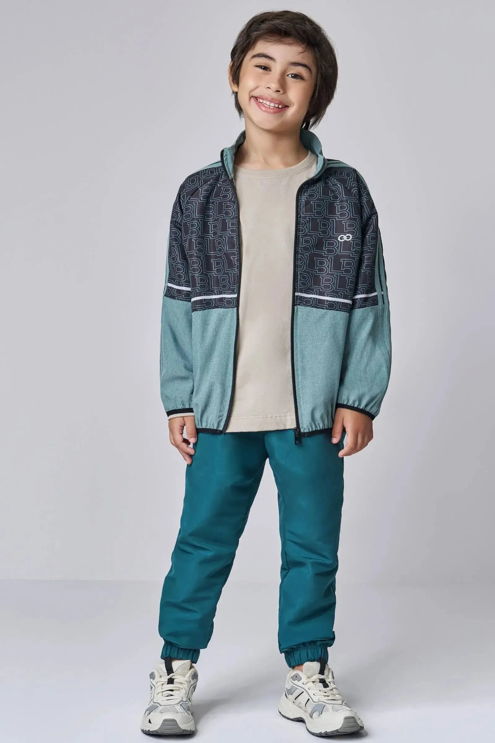 Conjunto de Jaqueta Corta Vento e Calça Jogger em Nylon 90373 LucBoo Infantil Menino