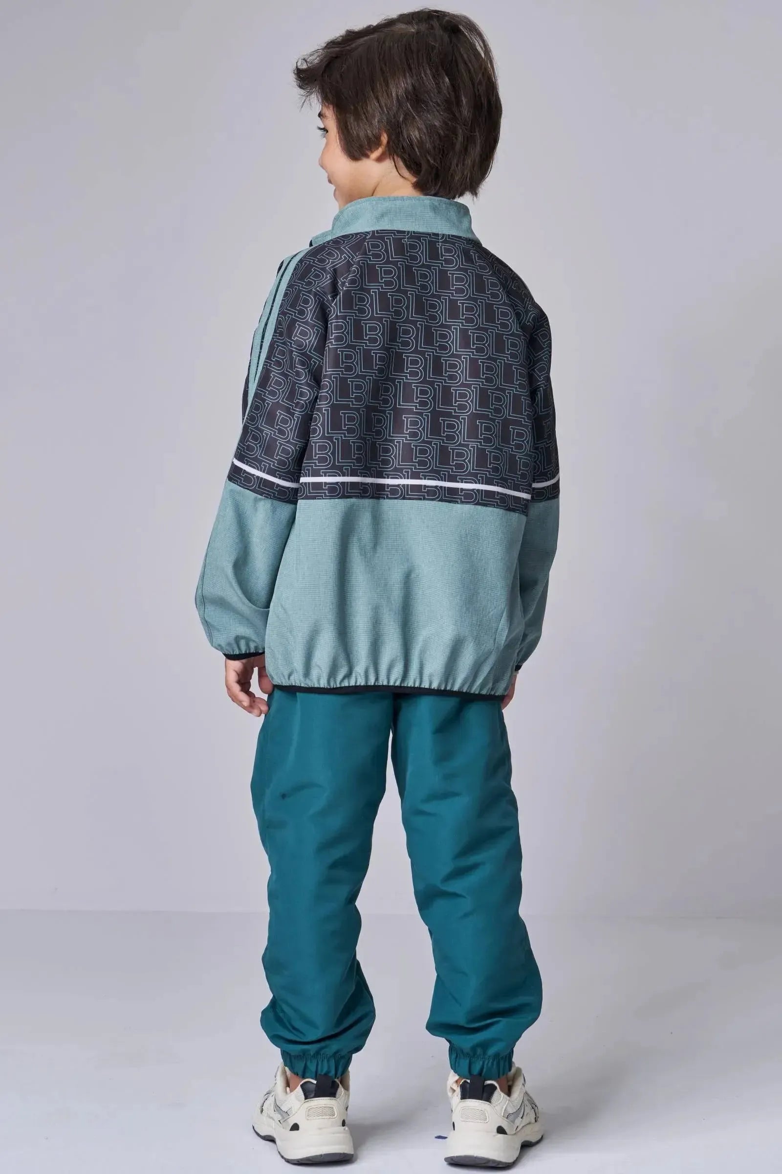 Conjunto de Jaqueta Corta Vento e Calça Jogger em Nylon 90373 LucBoo Infantil Menino