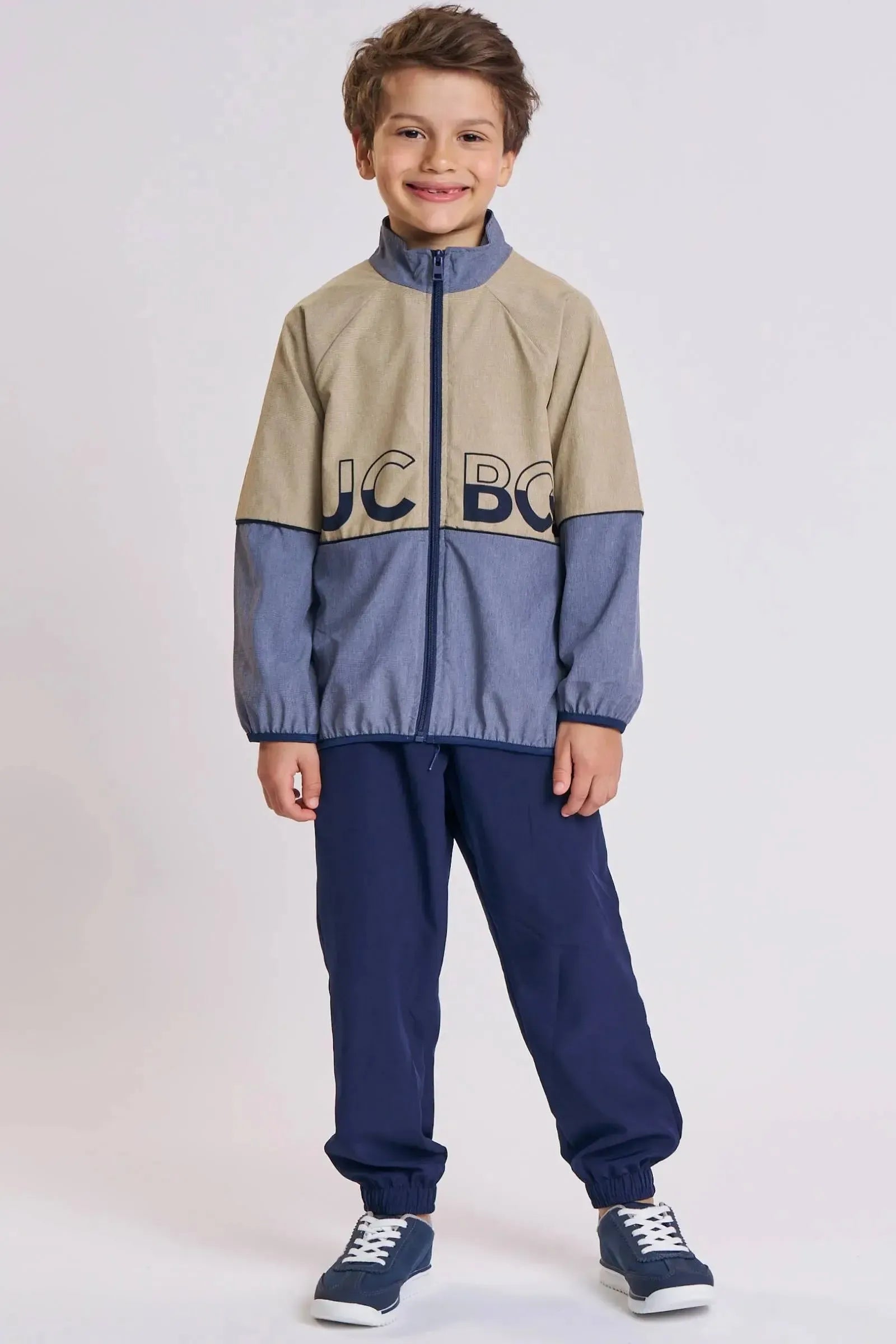 Conjunto de Jaqueta Corta Vento e Calça Jogger em Nylon com Elastano 90376 LucBoo Infantil Menino