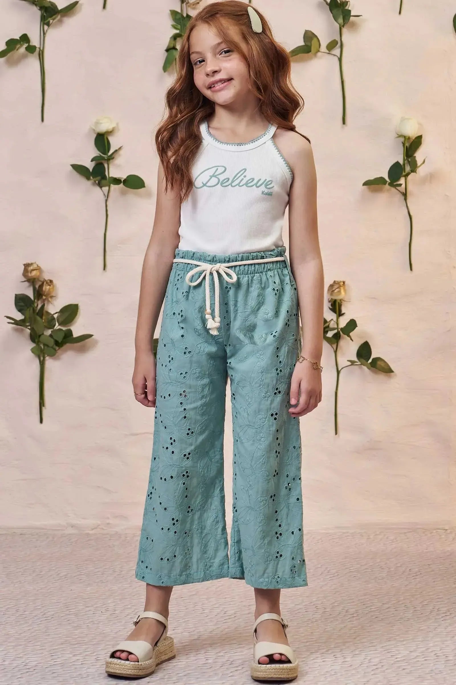 Conjunto de Regata em Canelado e Calça Cropped em Tecido Bordado. (Com Short Embutido) 98937 Kukiê Infantil Menina