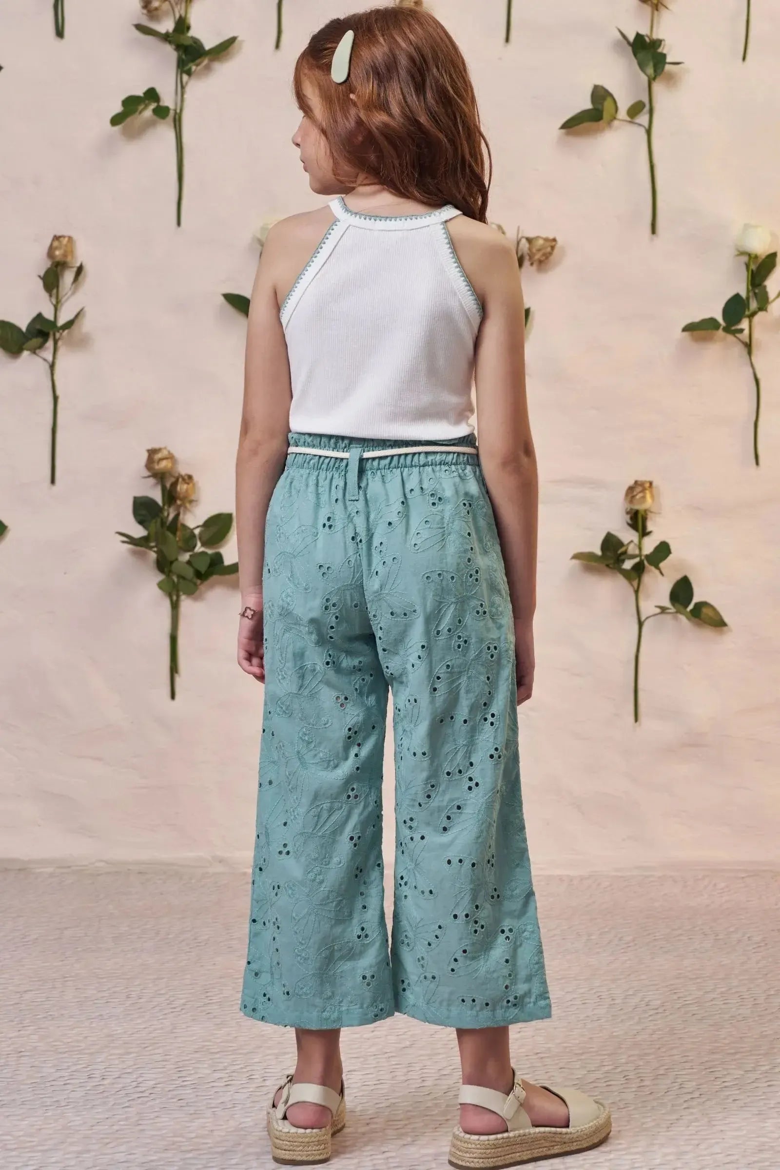 Conjunto de Regata em Canelado e Calça Cropped em Tecido Bordado. (Com Short Embutido) 98937 Kukiê Infantil Menina