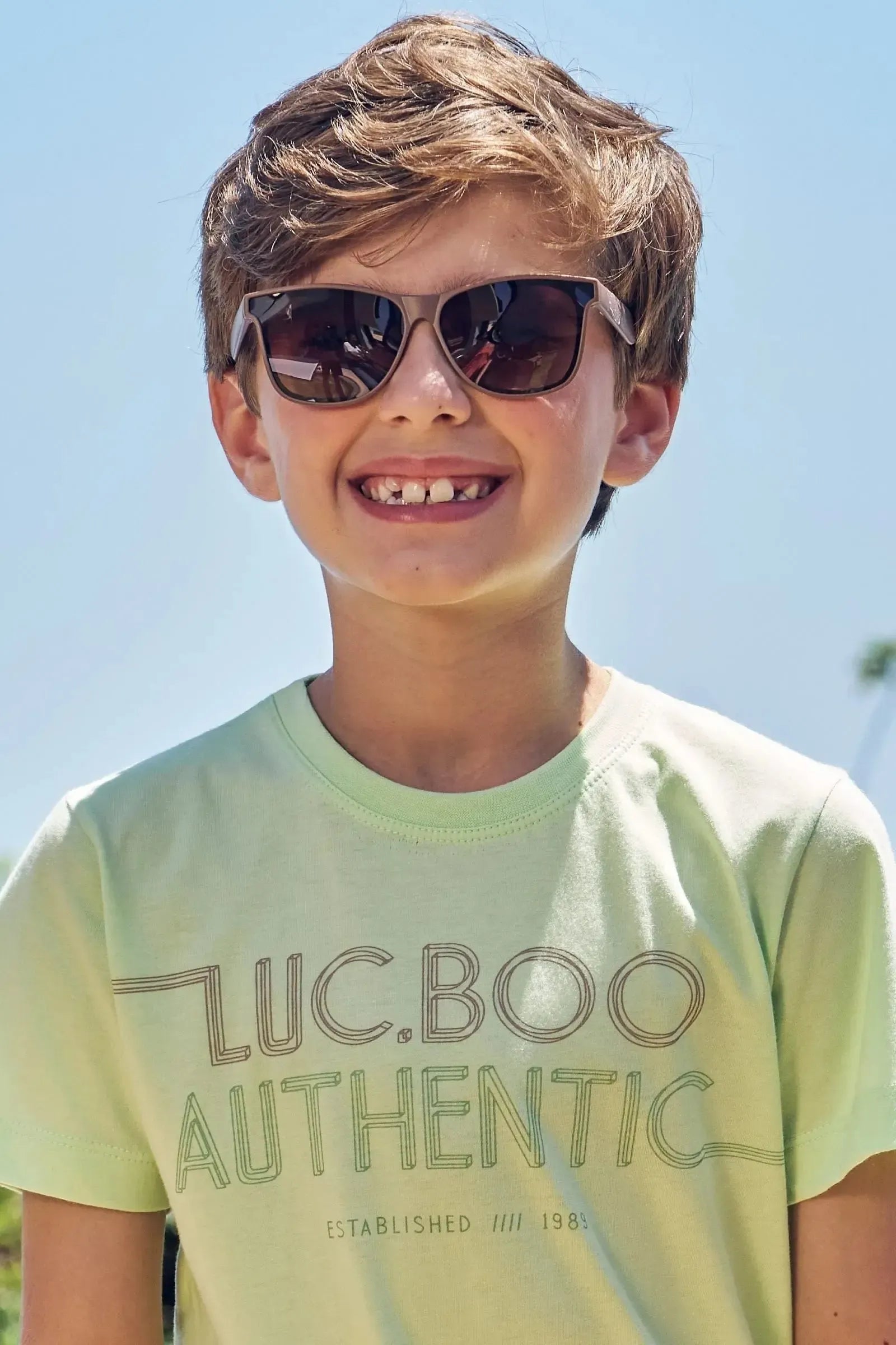 Óculos de Sol com Proteção UV. Acompaha Caixinha e Estojo Para Óculos 85827 LucBoo Infantil Menino