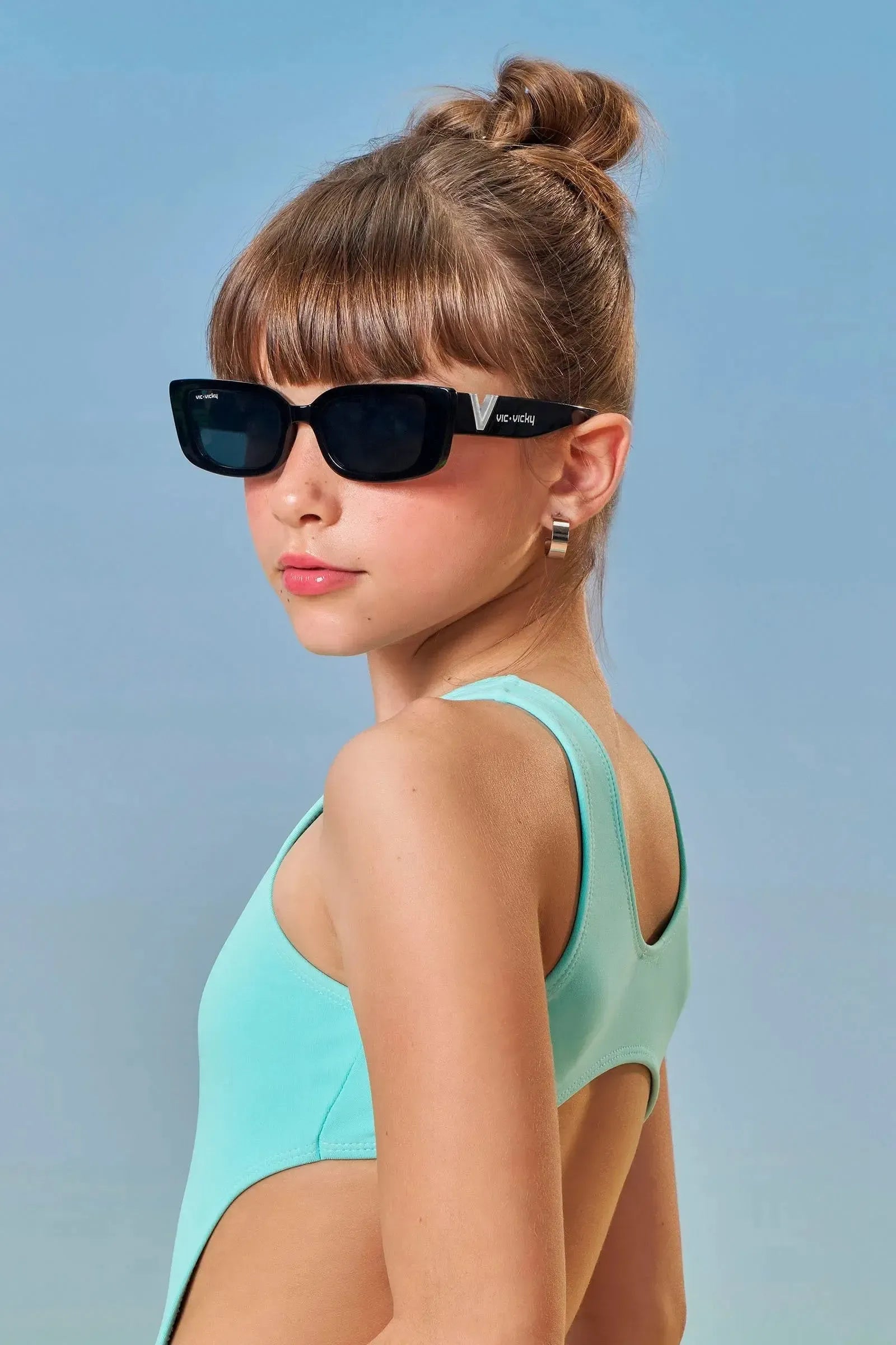 Óculos de Sol com Proteção UV400. Acompanha Case e Estojo Porta Óculos 83725 Vic&Vicky Teen Menina
