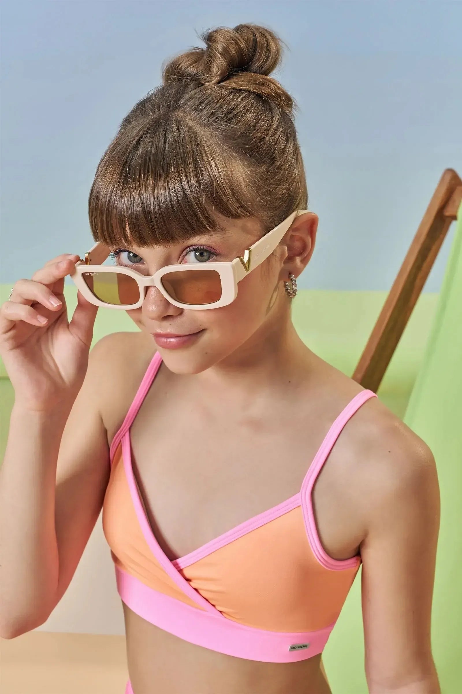 Óculos de Sol com Proteção UV400. Acompanha Case e Estojo Porta Óculos 83726 Vic&Vicky Teen Menina