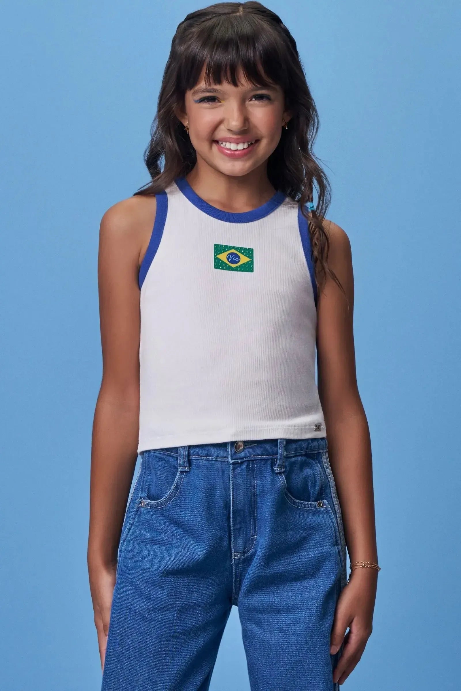 Regata em Malha Canelada Algodão Prime Conforto e Estilo Para Os Dias de Jogo. Detalhes Contrastantes e Bandeirinha Do Brasil com Strass. 99761 Vic Teen Menina