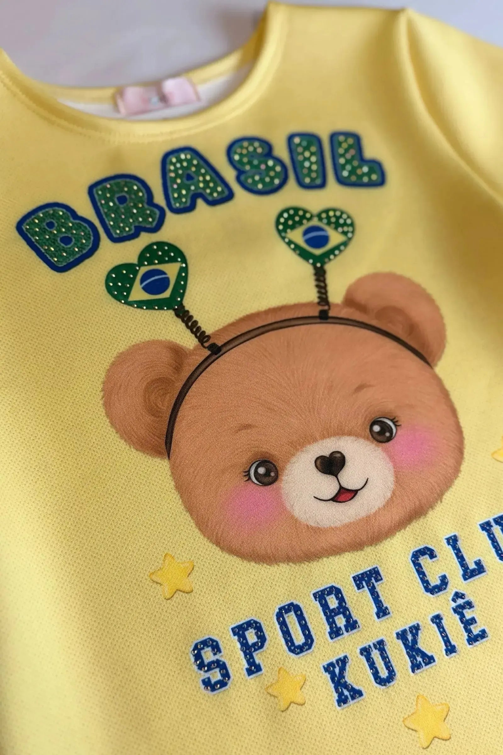 Vestido em Fly Tech com Estampa de Ursinha Torcedora Muito Brilho e Fofura. Perfeito Para Torcer com a Kukiê Nesta Copa. 99739 Kukiê Infantil Menina