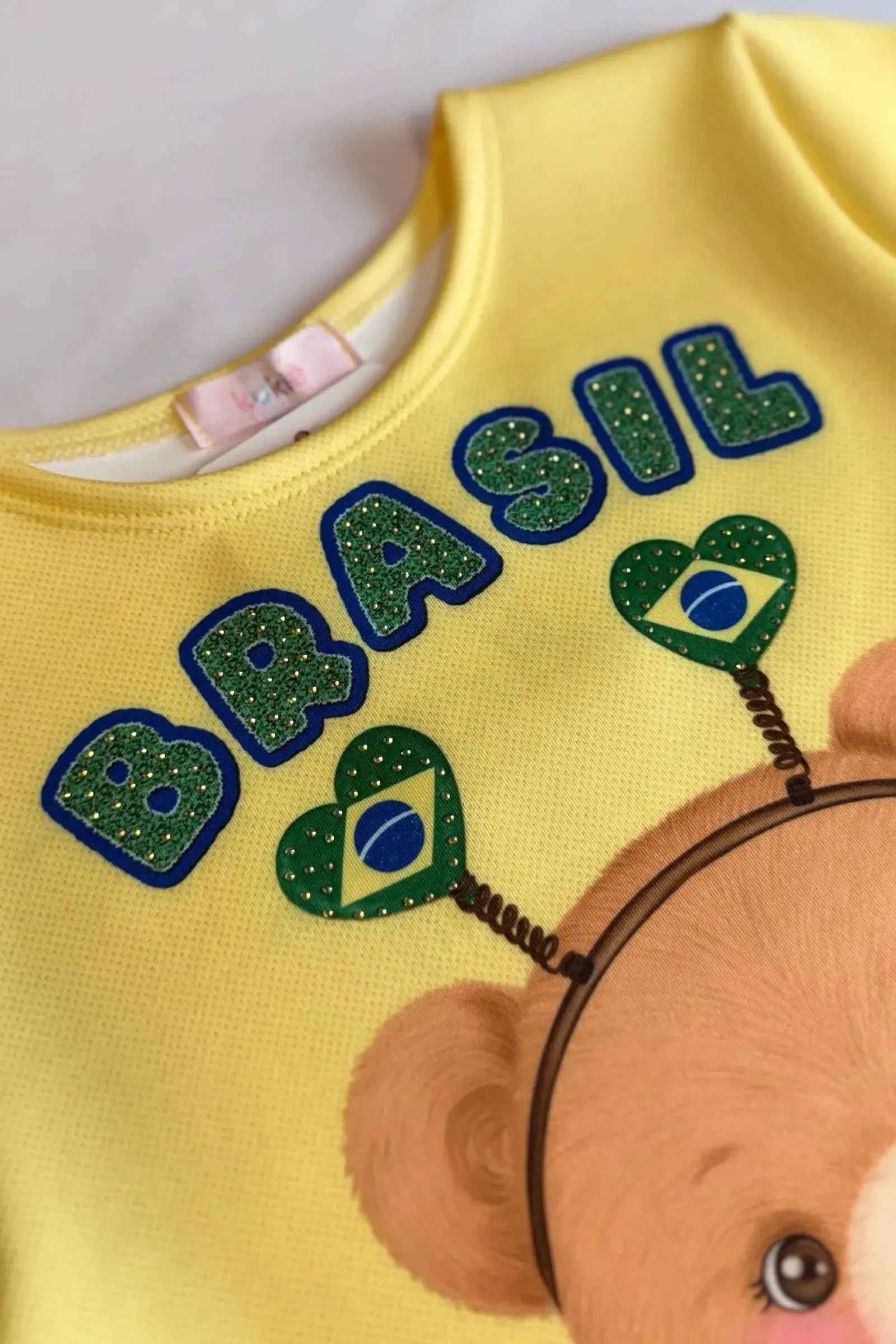 Vestido em Fly Tech com Estampa de Ursinha Torcedora Muito Brilho e Fofura. Perfeito Para Torcer com a Kukiê Nesta Copa. 99739 Kukiê Infantil Menina